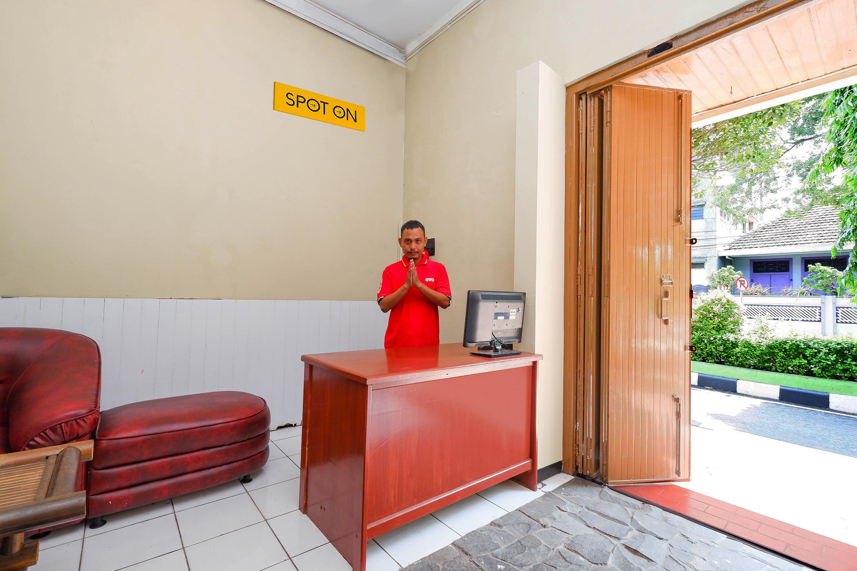 Oyo 2240 Simpang Tujuh Residence Kudus Экстерьер фото