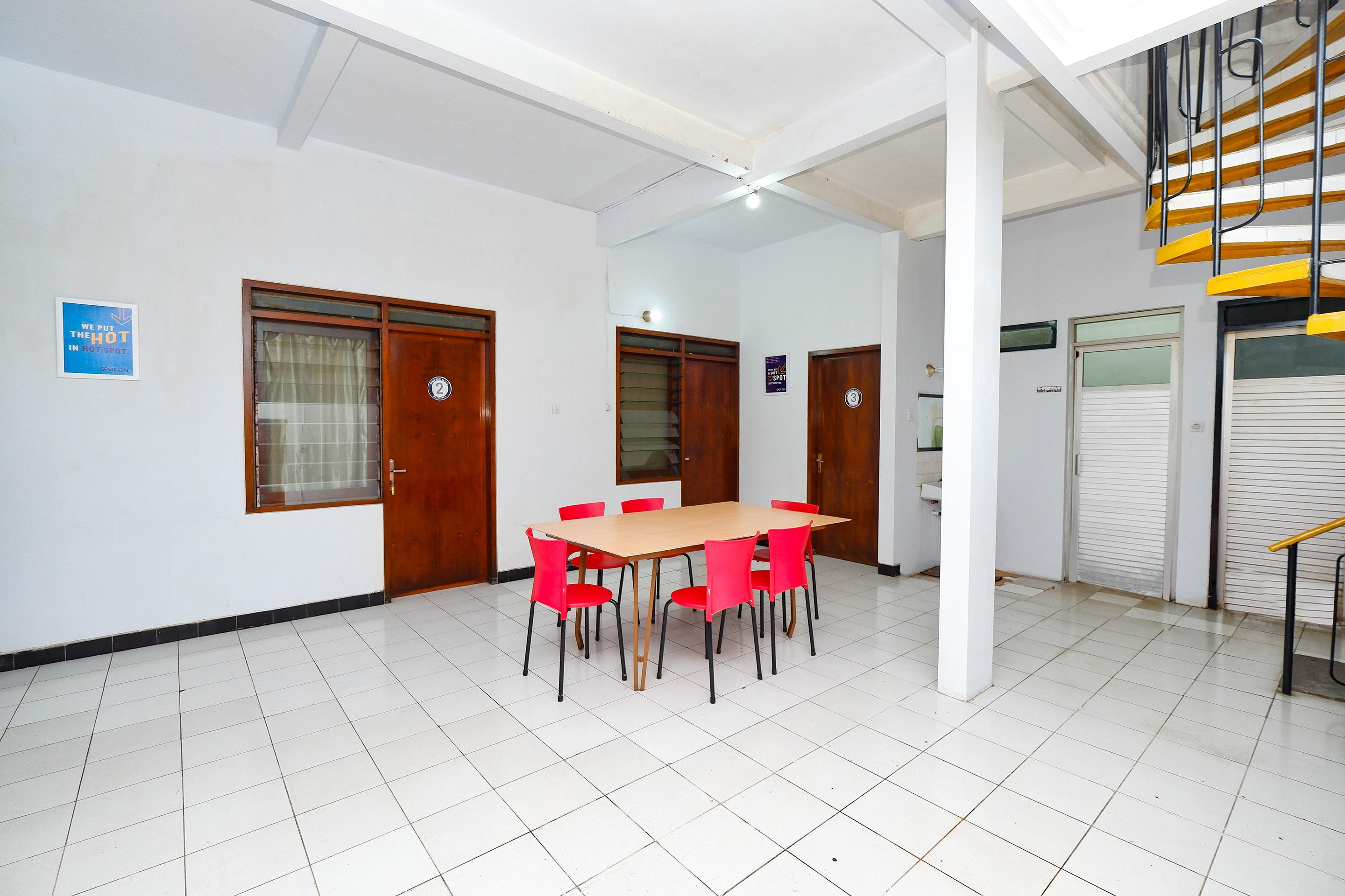 Oyo 2240 Simpang Tujuh Residence Kudus Экстерьер фото