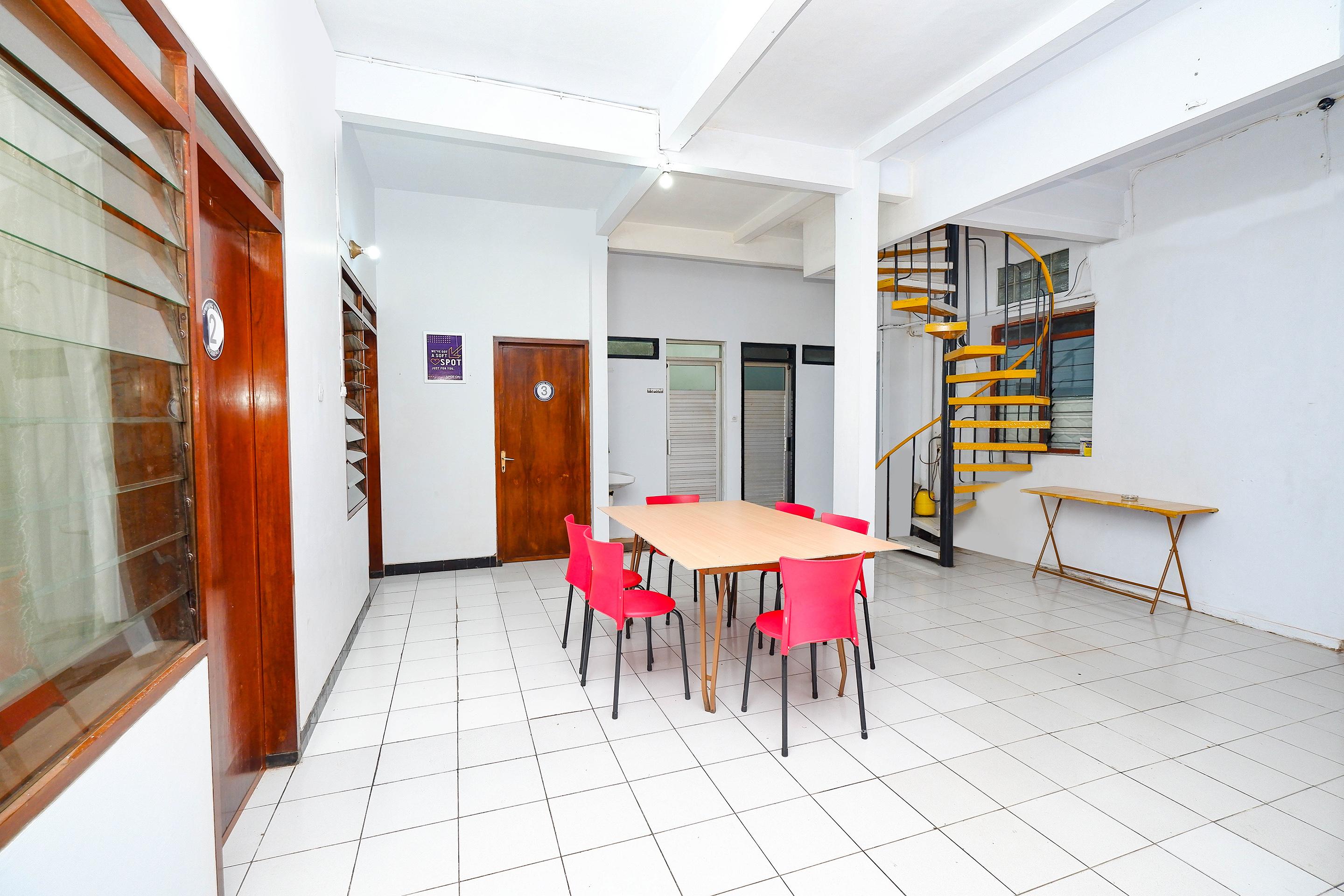 Oyo 2240 Simpang Tujuh Residence Kudus Экстерьер фото